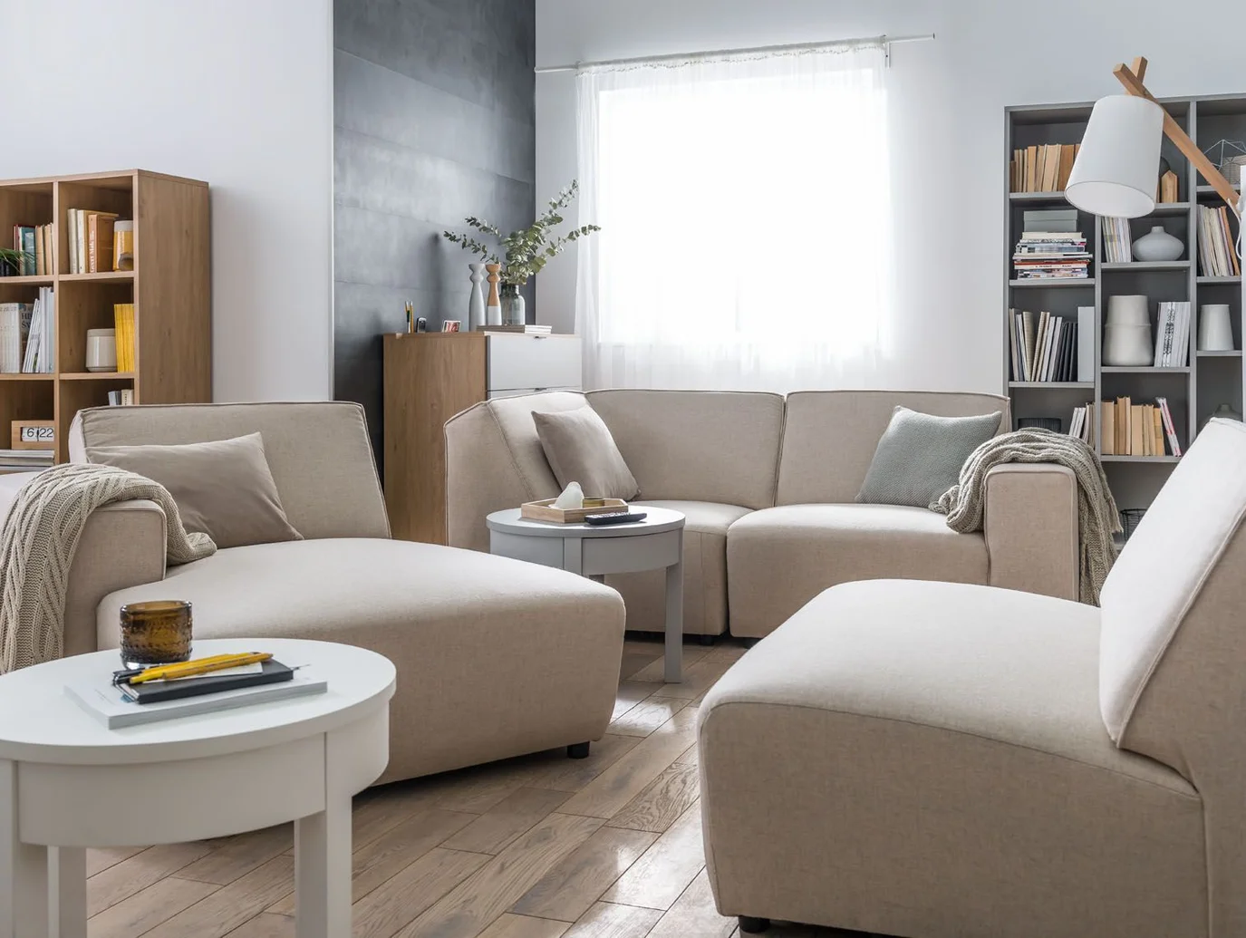 nowowczesny salon z modułową sofą i pufami